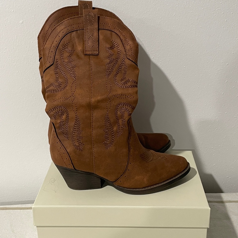 Worn twice 
In good condition tan boots 👢